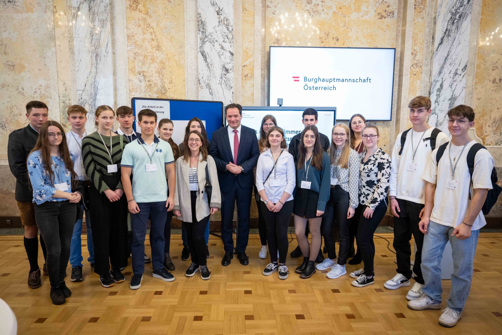 DSC_3286.jpg Anlässlich des „Tags der Demokratie“ lud Bundesminister Norbert Totschnig Schülerinnen und Schüler zur Diskussion über die Grundlagen unseres Zusammenlebens in das BML.