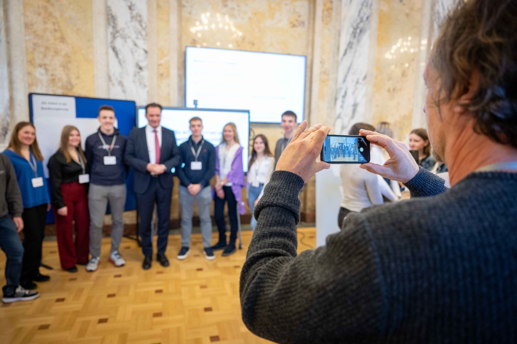 DSC_3351.jpg Anlässlich des „Tags der Demokratie“ lud Bundesminister Norbert Totschnig Schülerinnen und Schüler zur Diskussion über die Grundlagen unseres Zusammenlebens in das BML.