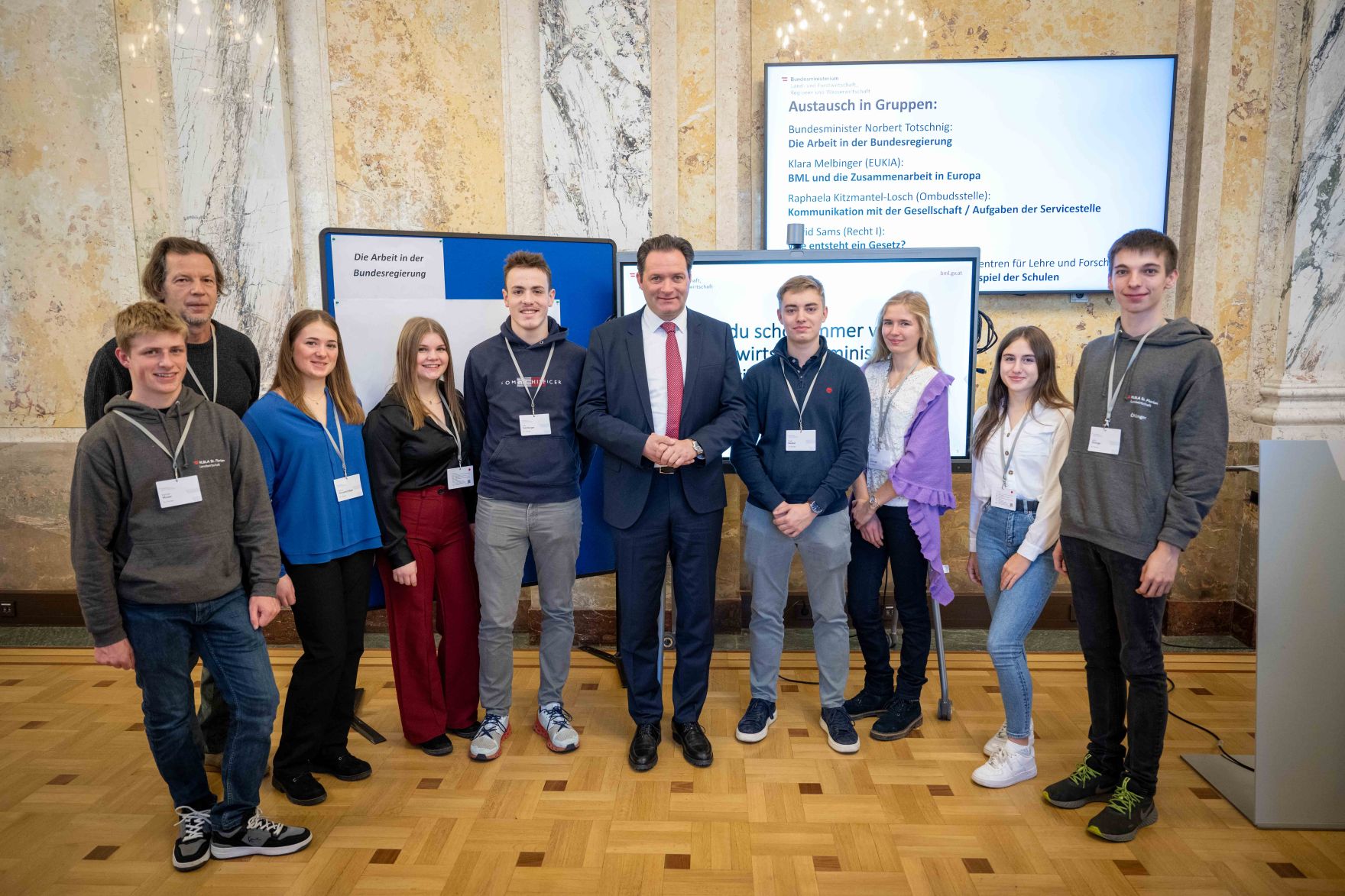 DSC_3358.jpg Anlässlich des „Tags der Demokratie“ lud Bundesminister Norbert Totschnig Schülerinnen und Schüler zur Diskussion über die Grundlagen unseres Zusammenlebens in das BML.