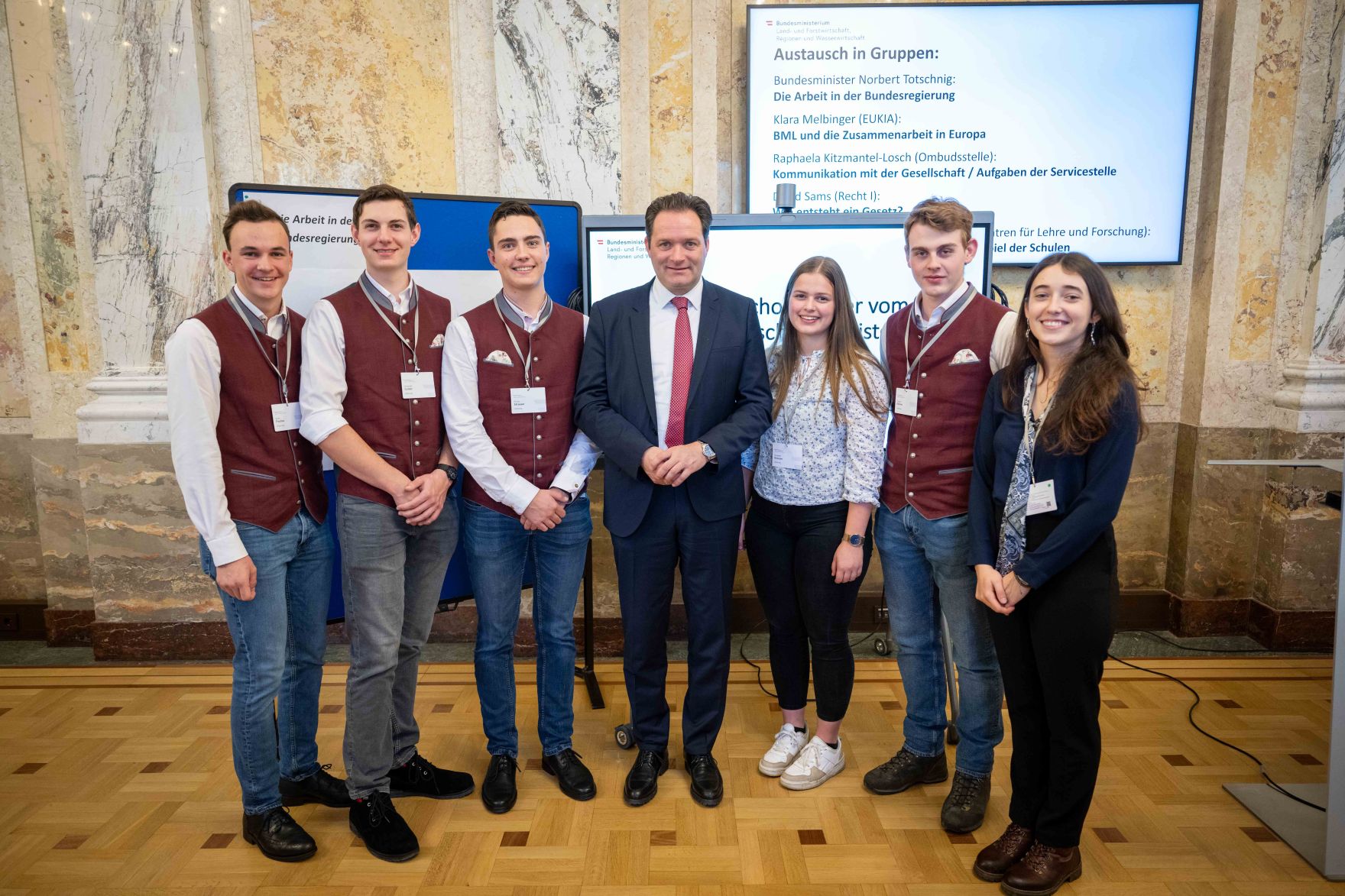 DSC_3395.jpg Anlässlich des „Tags der Demokratie“ lud Bundesminister Norbert Totschnig Schülerinnen und Schüler zur Diskussion über die Grundlagen unseres Zusammenlebens in das BML.