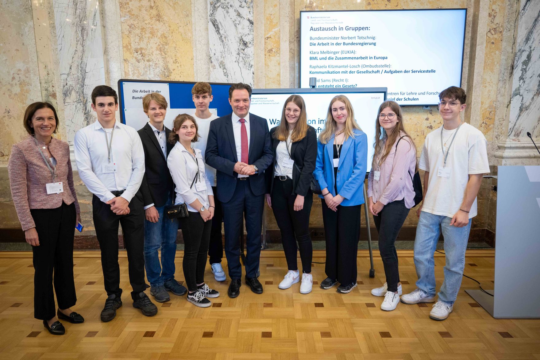Anl&auml;sslich des &bdquo;Tags der Demokratie&ldquo; lud Bundesminister Norbert Totschnig Sch&uuml;lerinnen und Sch&uuml;ler zur Diskussion &uuml;ber die Grundlagen unseres Zusammenlebens in das BML.