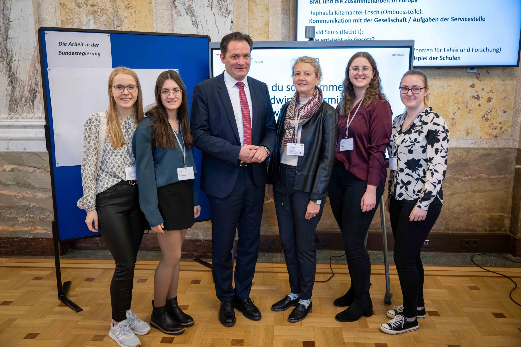 Anl&auml;sslich des &bdquo;Tags der Demokratie&ldquo; lud Bundesminister Norbert Totschnig Sch&uuml;lerinnen und Sch&uuml;ler zur Diskussion &uuml;ber die Grundlagen unseres Zusammenlebens in das BML.