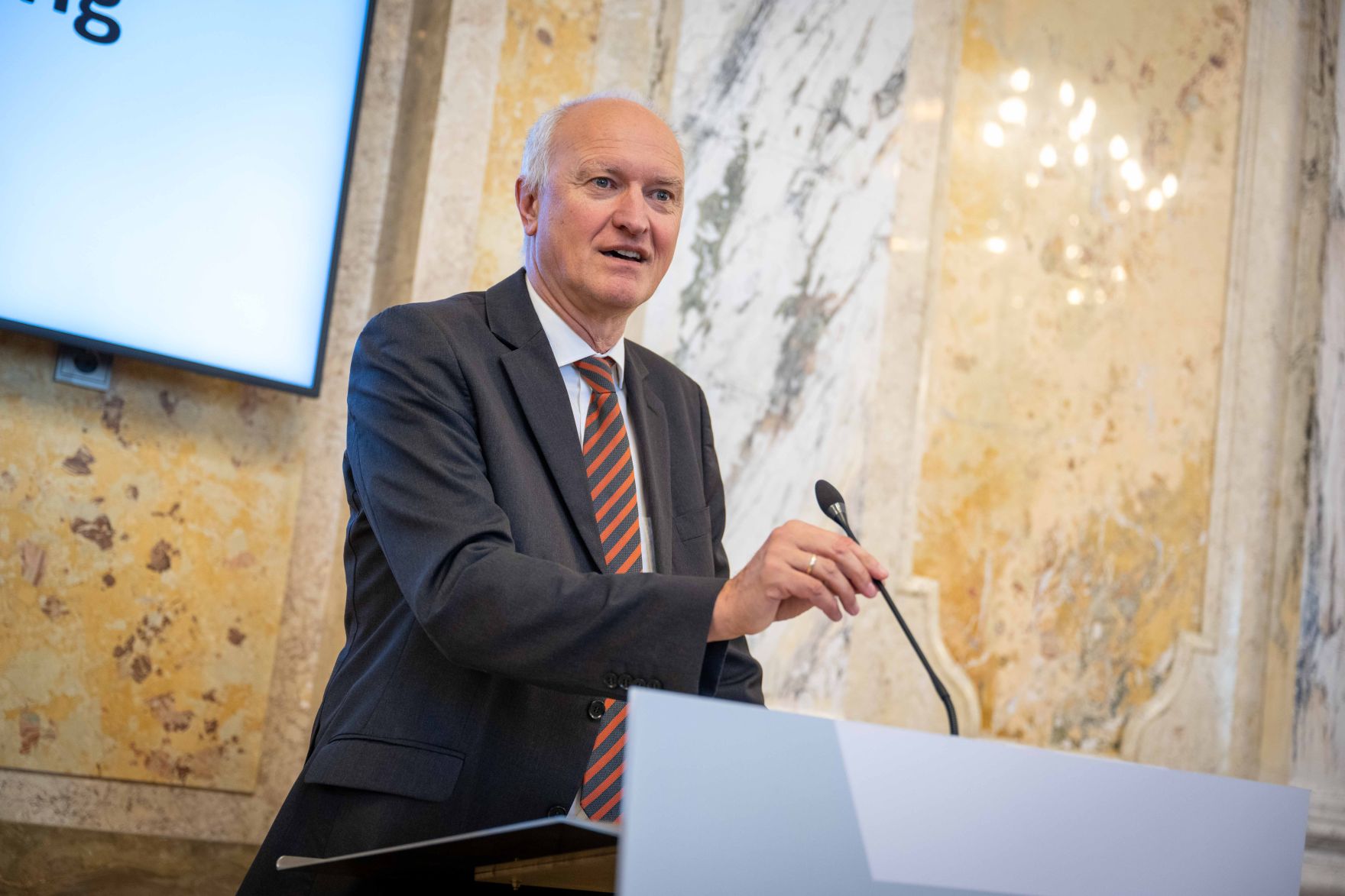 Anl&auml;sslich des &bdquo;Tags der Demokratie&ldquo; lud Bundesminister Norbert Totschnig Sch&uuml;lerinnen und Sch&uuml;ler zur Diskussion &uuml;ber die Grundlagen unseres Zusammenlebens in das BML.