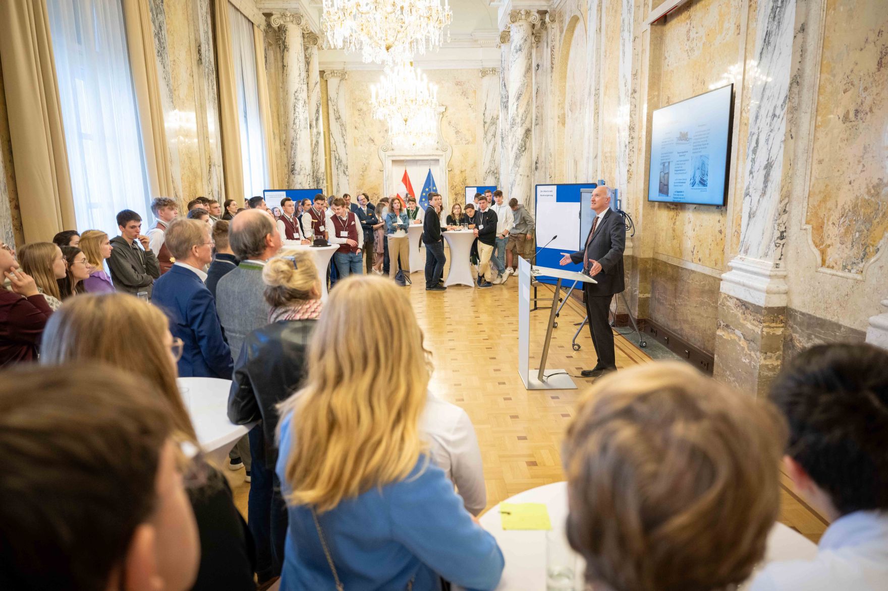 Anl&auml;sslich des &bdquo;Tags der Demokratie&ldquo; lud Bundesminister Norbert Totschnig Sch&uuml;lerinnen und Sch&uuml;ler zur Diskussion &uuml;ber die Grundlagen unseres Zusammenlebens in das BML.