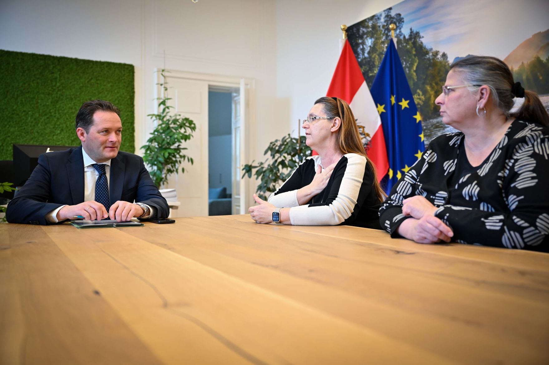 RHP_4064.jpg Auf der Valentinstour 2024 der österreichischen Gärtner, Floristen und Blumengroßhändler besuchten Sie auch Herrn Bundesminister Norbert Totschnig im Regierungsgebäude am Stubenring.