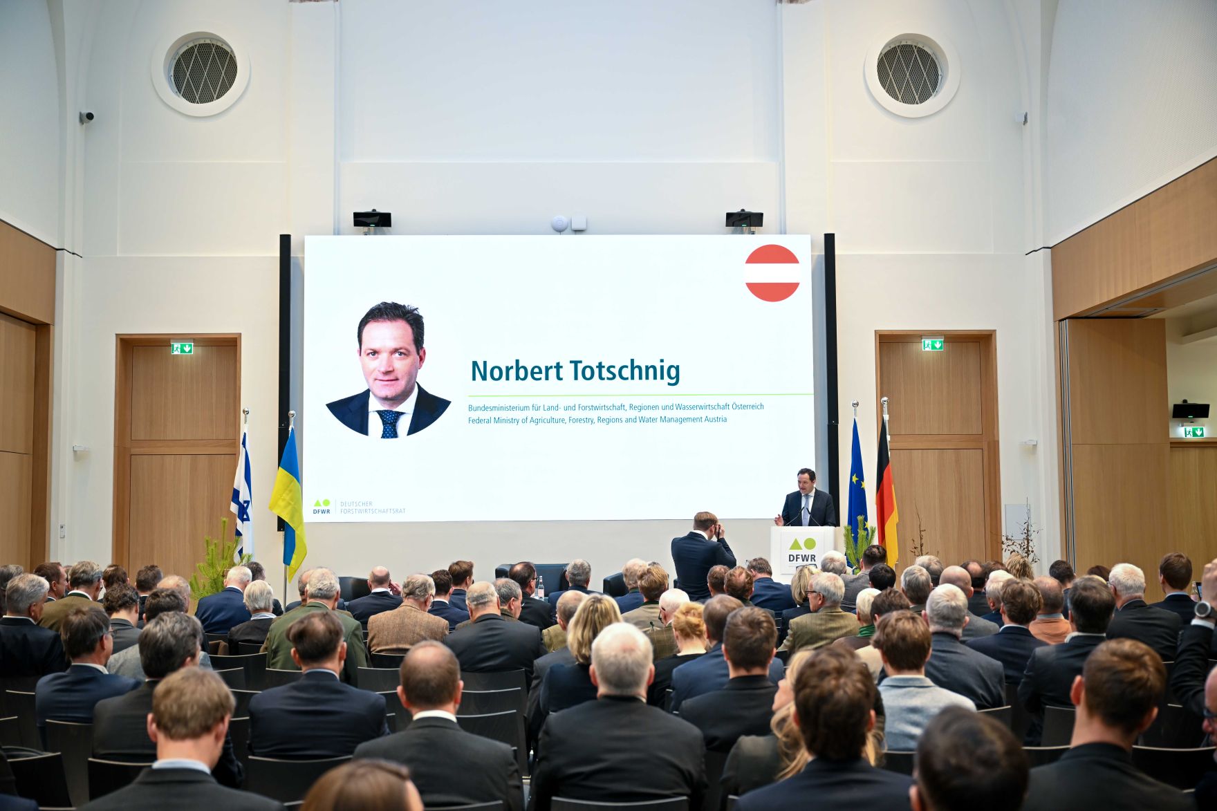 RHP_5547.jpg Herr Bundesminister Norbert Totschnig besuchte das EU-Symposium des deutschen Forstwirtschaftsrates in Berlin und hielt eine Rede vor dem Publikum.