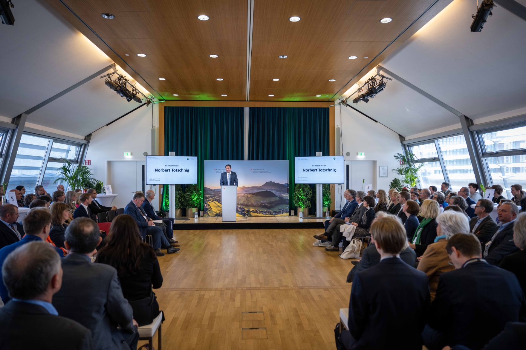 Zukunftsfitte Natur- und Lebensr&auml;ume: Beim Tag der Ressortforschung diskutierten Wissenschaftsvertreterinnen und -vertreter unter dem Motto &bdquo;Gestalten wir f&uuml;r morgen&ldquo; Chancen, Herausforderungen und M&ouml;glichkeiten im Bereich der Forschung. Er&ouml;ffnet wurde die Veranstaltung von Bundesminister Norbert Totschnig.