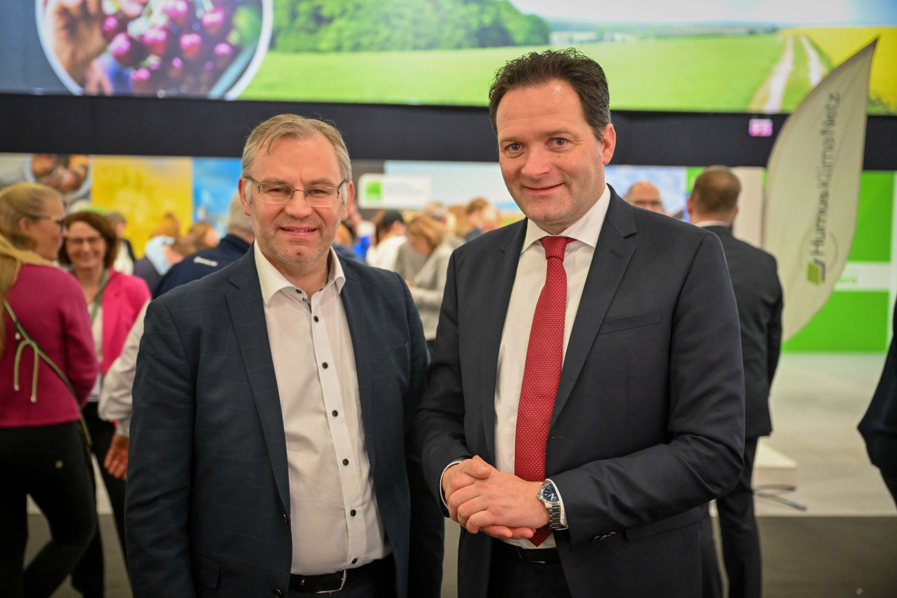 Herr Bundesminister Norbert Totschnig besuchte auch 2024 die internationale gr&uuml;ne Woche in Berlin. Um sich einen Eindruck der Messe zu machen, machte er einen Rundgang und besuchte die &ouml;sterreichischen Austellerinnen und Aussteller an ihren St&auml;nden.