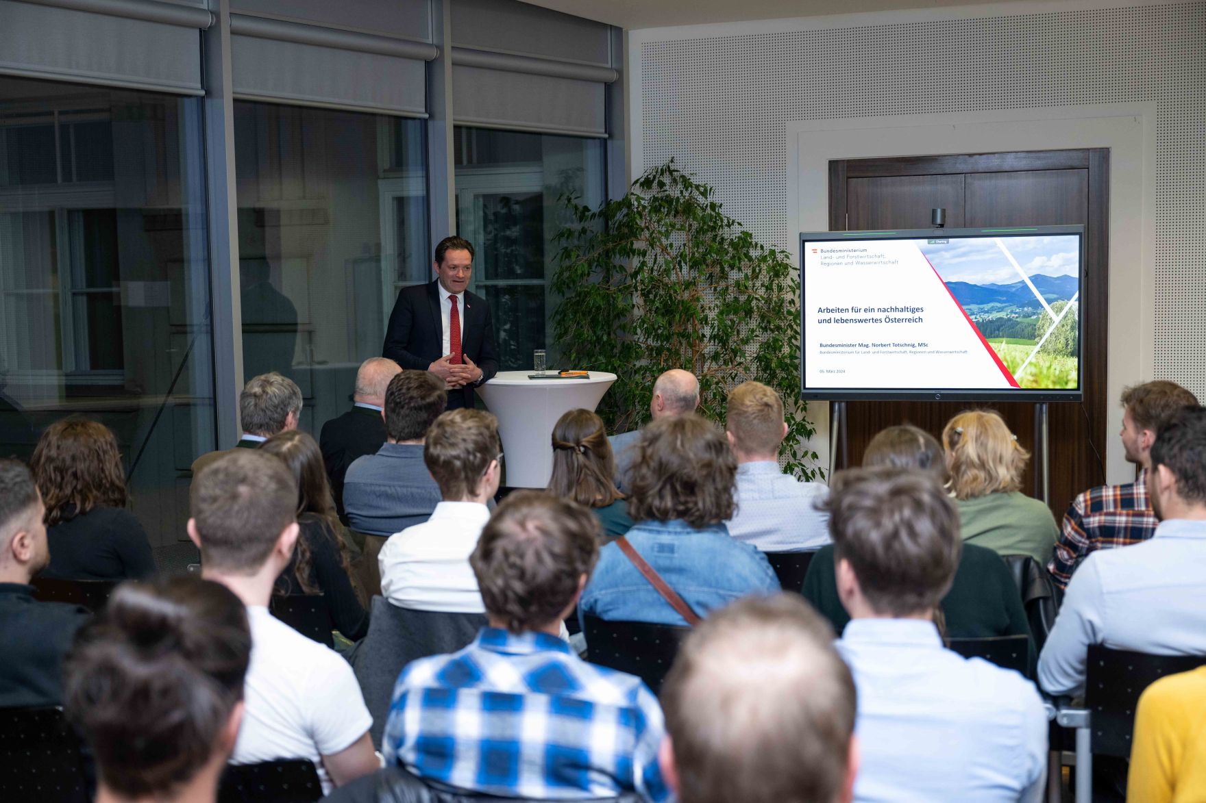 DSC_3938.jpg Tirolerinnen und Tiroler besuchten den Herrn Bundesminister Norbert Totschnig bei einem Besuch in Wien im Regierungsgebäude am Stubenring.
