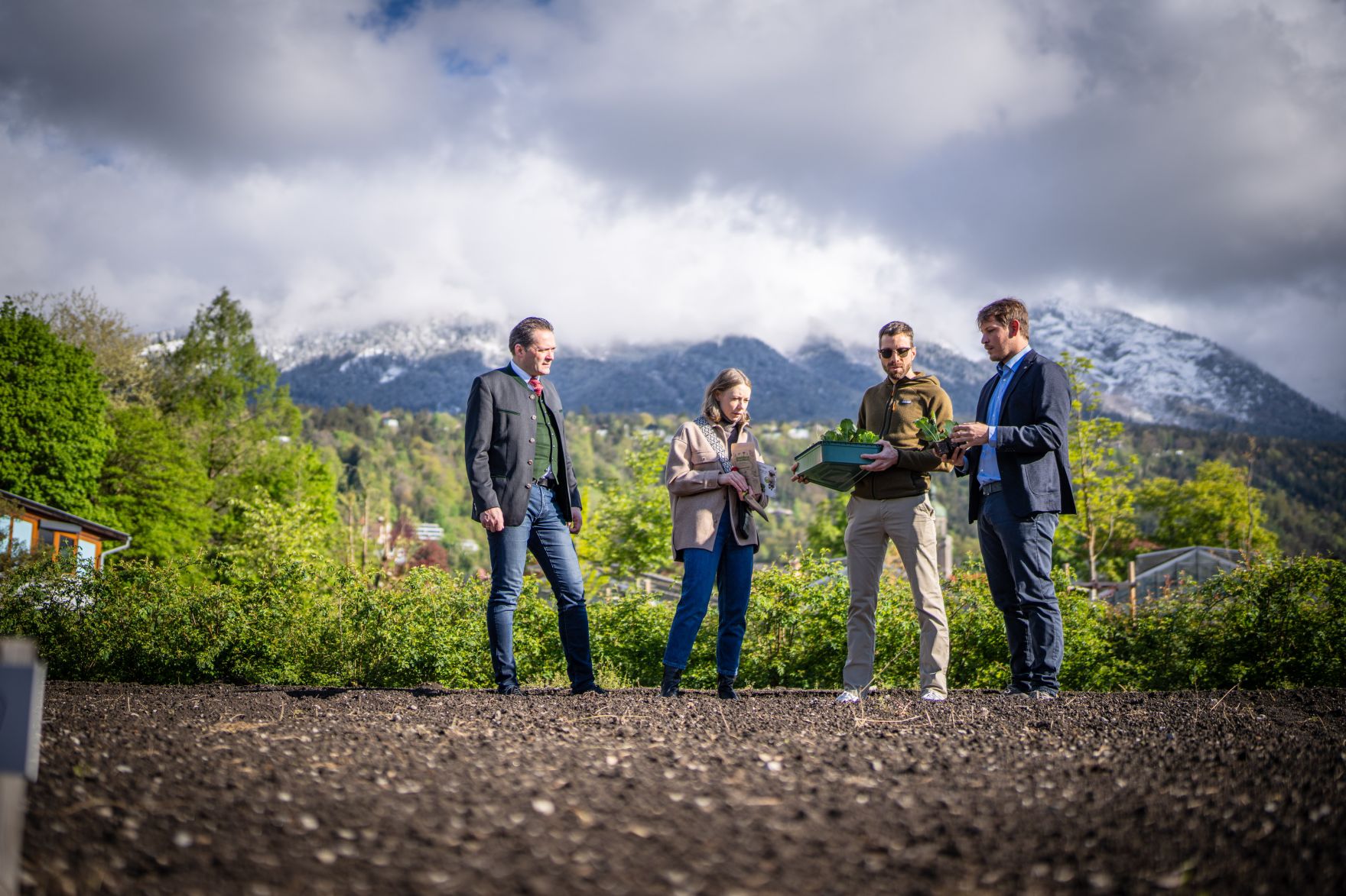 240425_FISCHLER-15.jpg Garteln mitten in Innsbruck: Bundesminister Norbert Totschnig stattete den Gewinnerinnen und Gewinnern des Urban Gardening-Gewinnspiels beim Innsbrucker Hofgarten einen Besuch ab. Im Bild (v.l.n.r.): Bundesminister Norbert Totschnig, Sandra und Martin (Gewinner) und David Seidemann von der Biogärtnerei Seidemann;