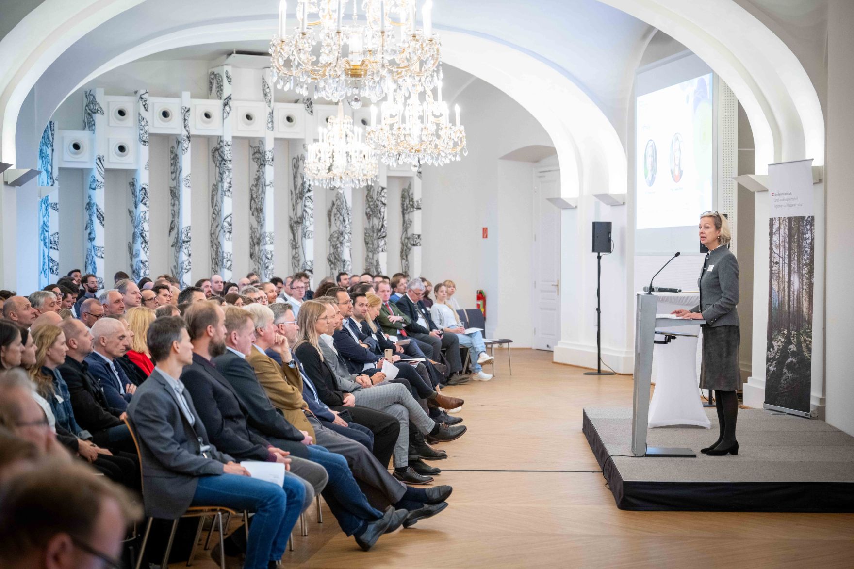 Der woodCircle &bdquo;Gemeinsam die Zukunft der &Ouml;sterreichischen Holzinitiative gestalten und Erfolge feiern&ldquo; fand am 21. Oktober 2024 im Schloss Sch&ouml;nbrunn statt.