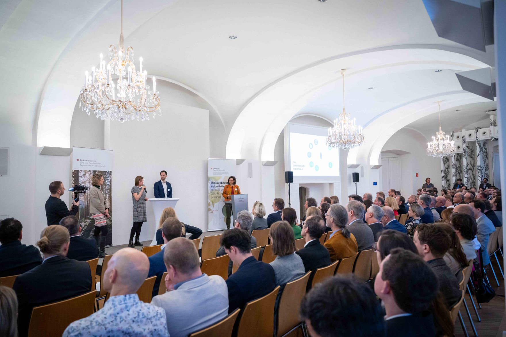 Der woodCircle &bdquo;Gemeinsam die Zukunft der &Ouml;sterreichischen Holzinitiative gestalten und Erfolge feiern&ldquo; fand am 21. Oktober 2024 im Schloss Sch&ouml;nbrunn statt.
