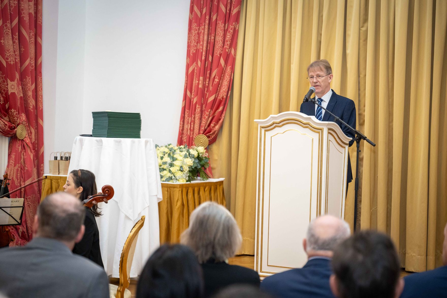 DSC_0636.jpg Herr Bundesminister Norbert Totschnig verlieh im Palais Coburg den Titel Ökonomierat / Ökonomierätin.