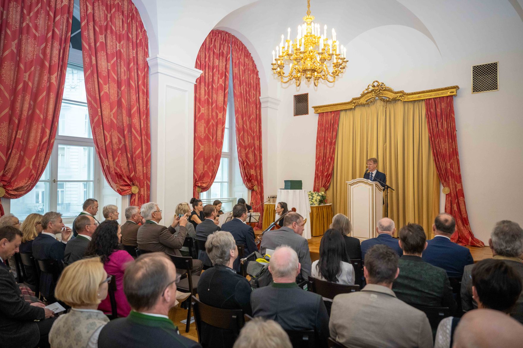 Herr Bundesminister Norbert Totschnig verlieh im Palais Coburg den Titel &Ouml;konomierat / &Ouml;konomier&auml;tin.