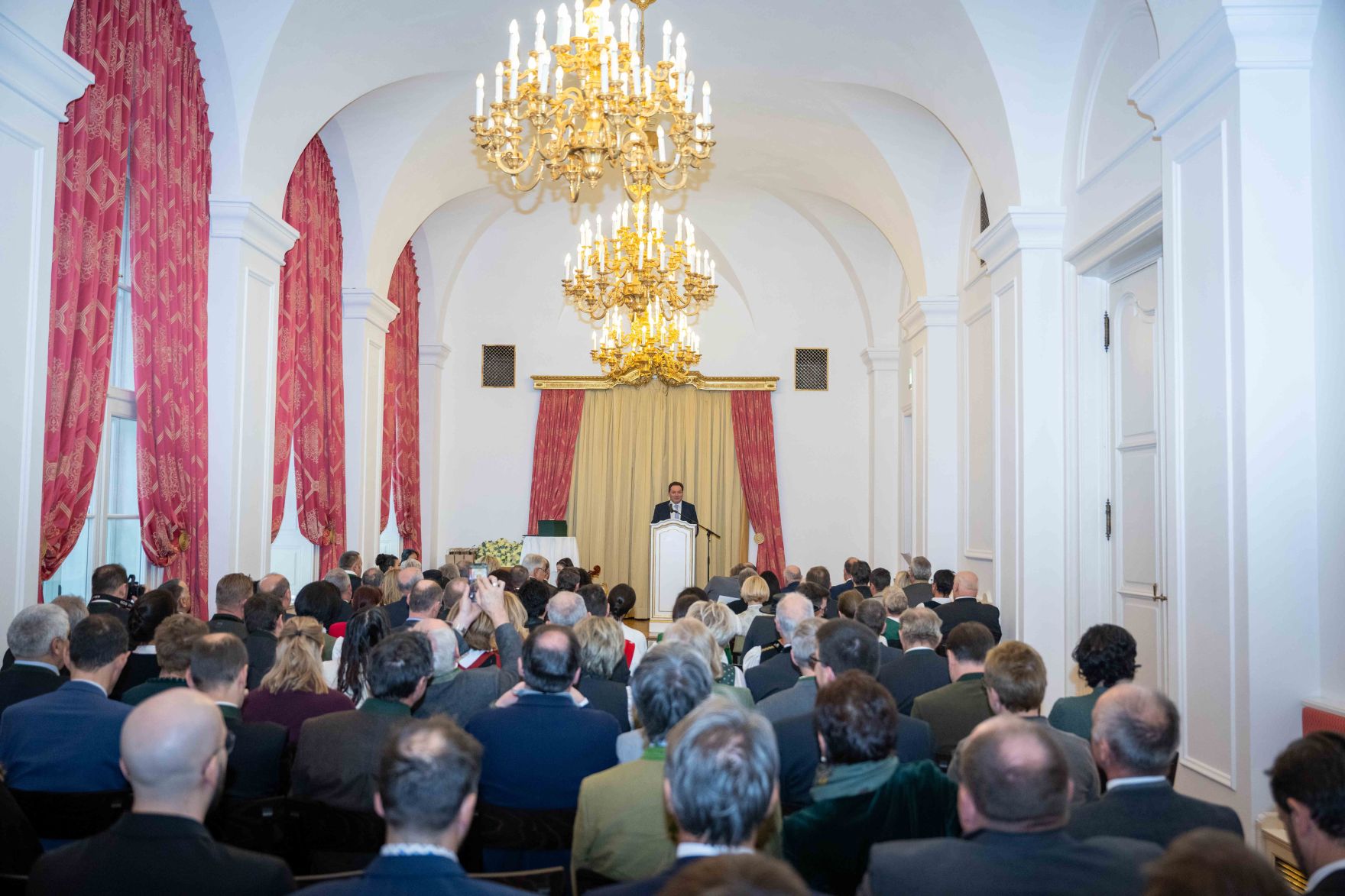 Herr Bundesminister Norbert Totschnig verlieh im Palais Coburg den Titel &Ouml;konomierat / &Ouml;konomier&auml;tin.