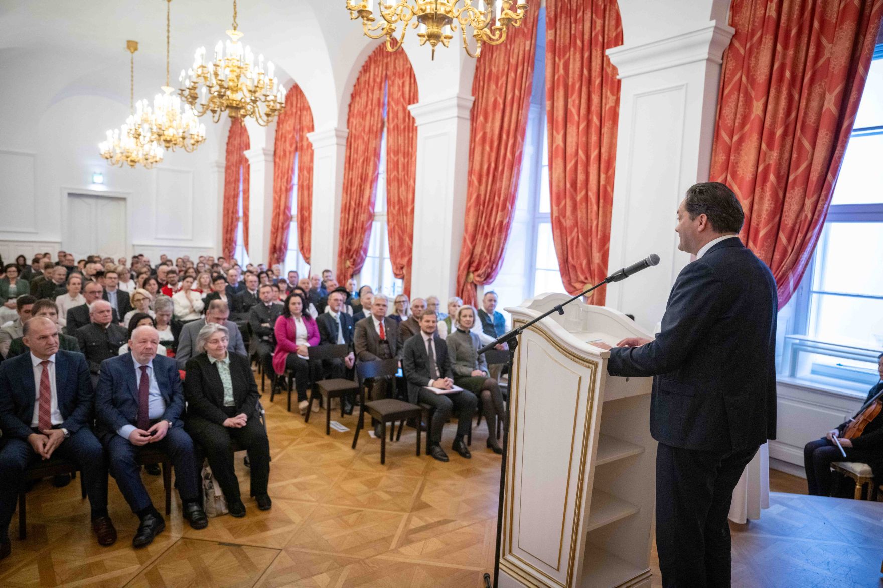 Herr Bundesminister Norbert Totschnig verlieh im Palais Coburg den Titel &Ouml;konomierat / &Ouml;konomier&auml;tin.