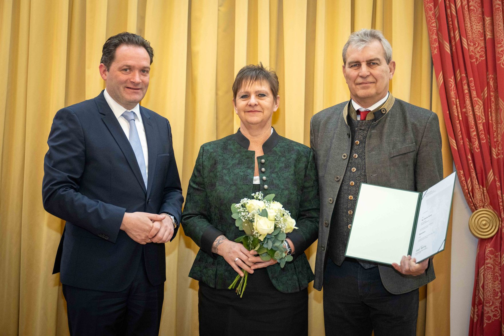 Herr Bundesminister Norbert Totschnig verlieh im Palais Coburg den Titel &Ouml;konomierat / &Ouml;konomier&auml;tin.