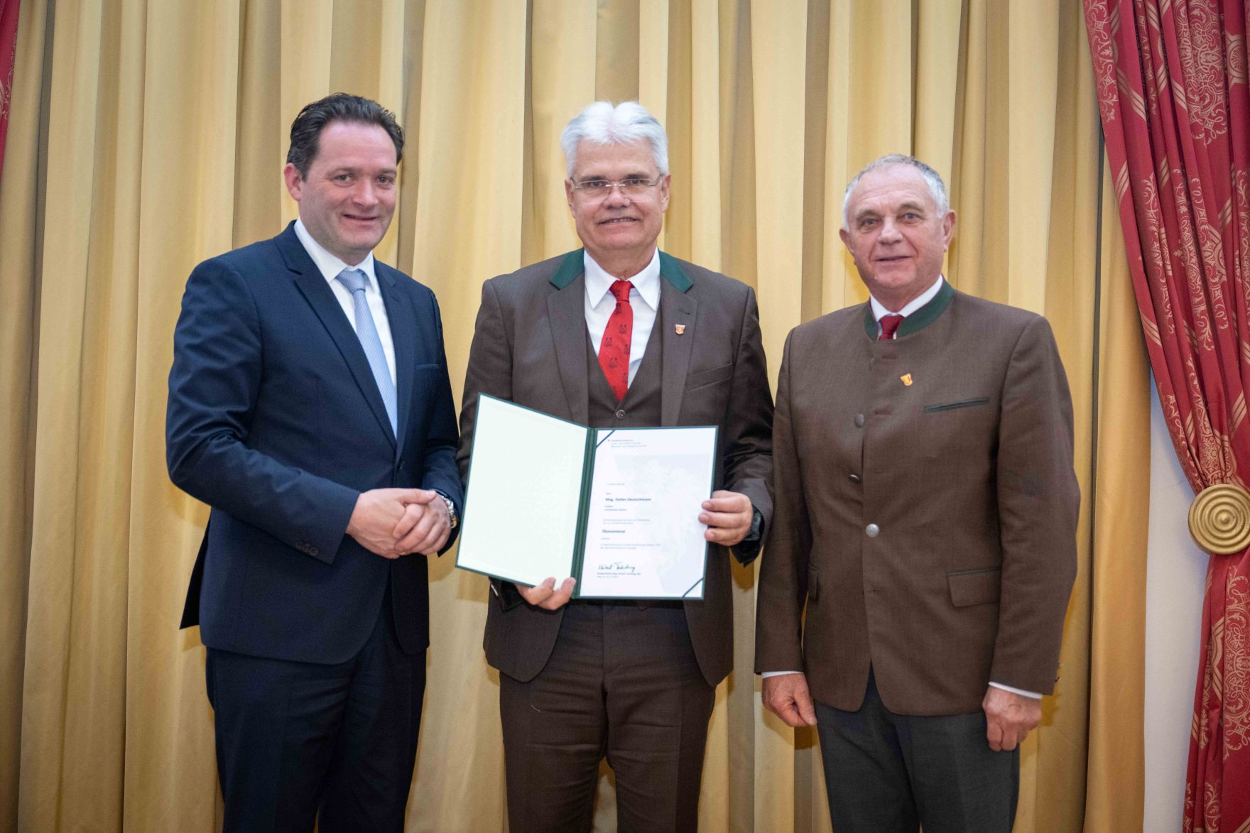 Herr Bundesminister Norbert Totschnig verlieh im Palais Coburg den Titel &Ouml;konomierat / &Ouml;konomier&auml;tin.