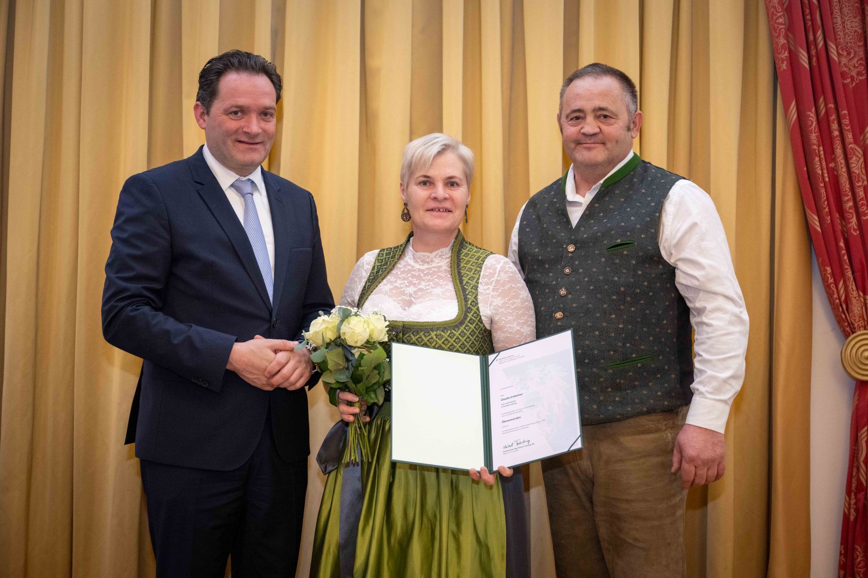 Herr Bundesminister Norbert Totschnig verlieh im Palais Coburg den Titel &Ouml;konomierat / &Ouml;konomier&auml;tin.