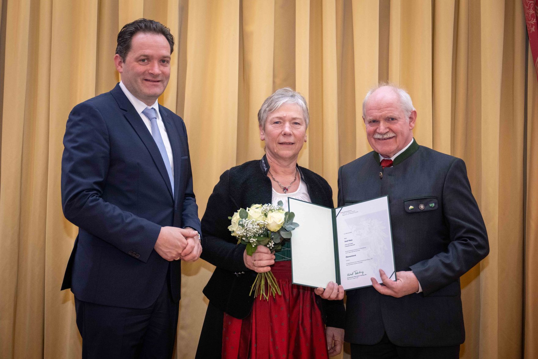Herr Bundesminister Norbert Totschnig verlieh im Palais Coburg den Titel &Ouml;konomierat / &Ouml;konomier&auml;tin.