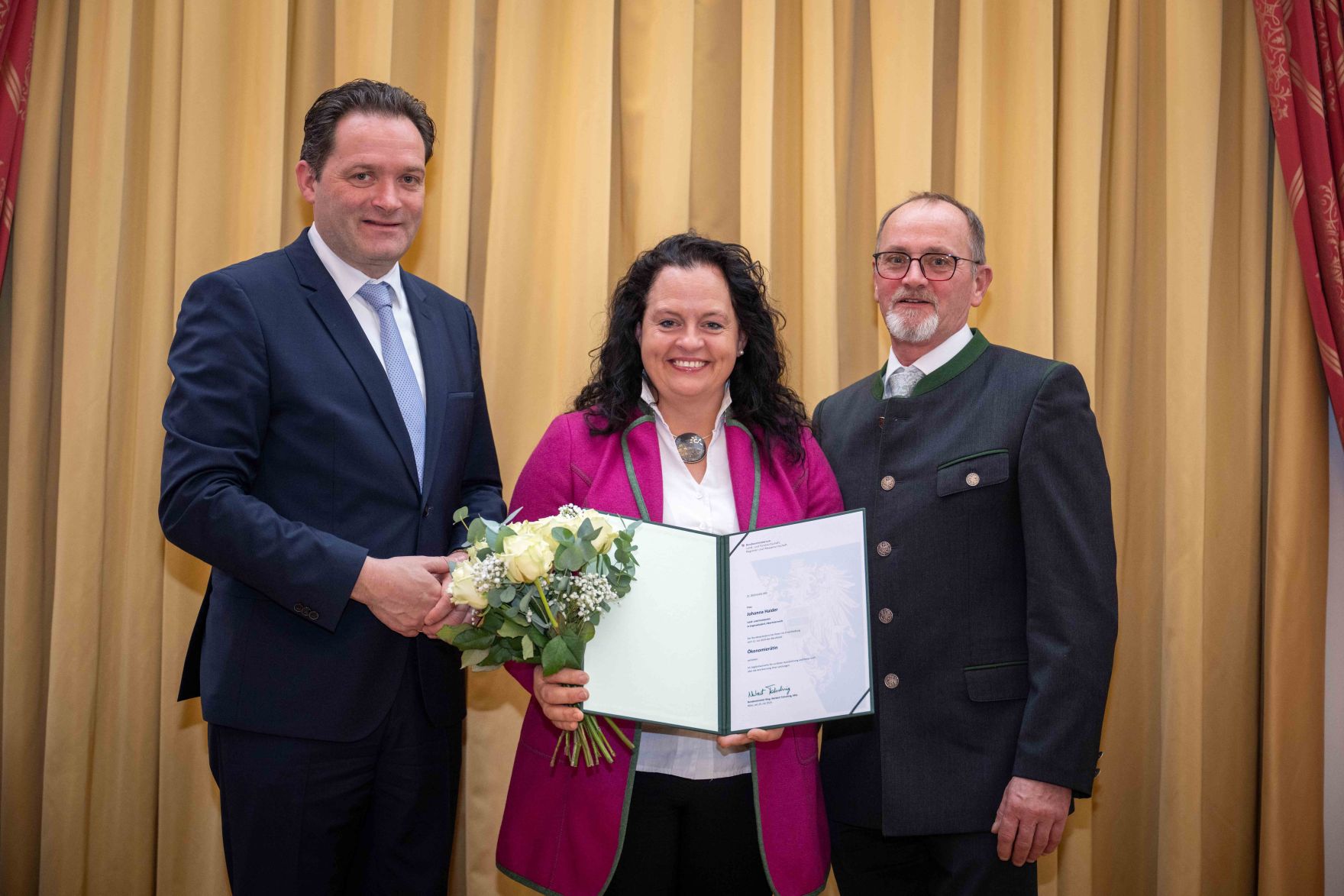 Herr Bundesminister Norbert Totschnig verlieh im Palais Coburg den Titel &Ouml;konomierat / &Ouml;konomier&auml;tin.