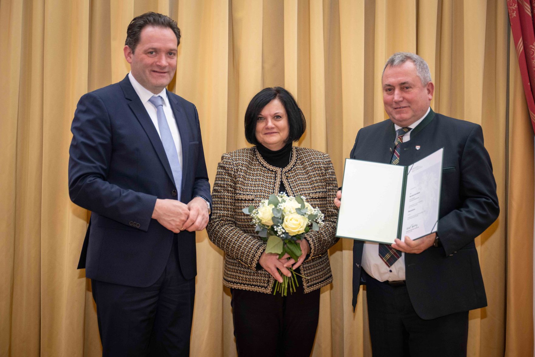 Herr Bundesminister Norbert Totschnig verlieh im Palais Coburg den Titel &Ouml;konomierat / &Ouml;konomier&auml;tin.