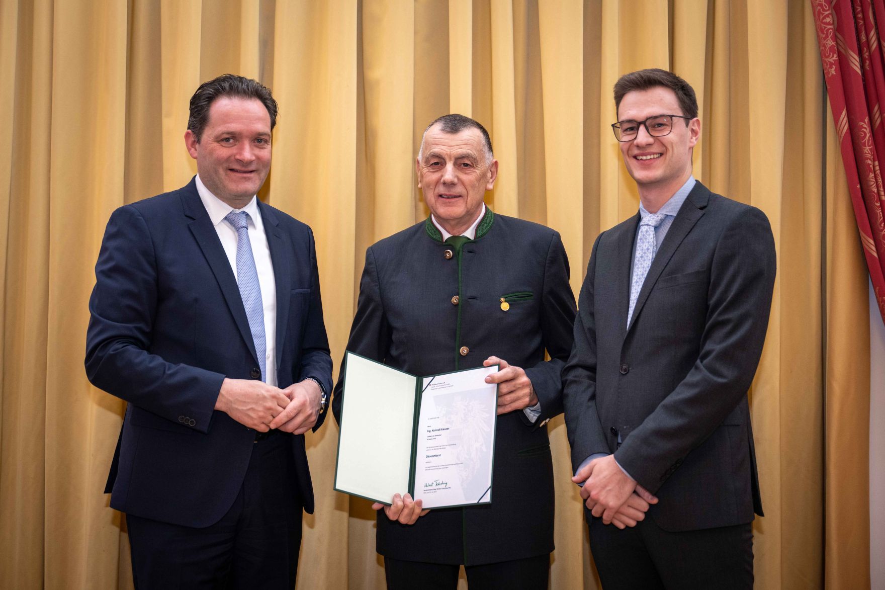Herr Bundesminister Norbert Totschnig verlieh im Palais Coburg den Titel &Ouml;konomierat / &Ouml;konomier&auml;tin.