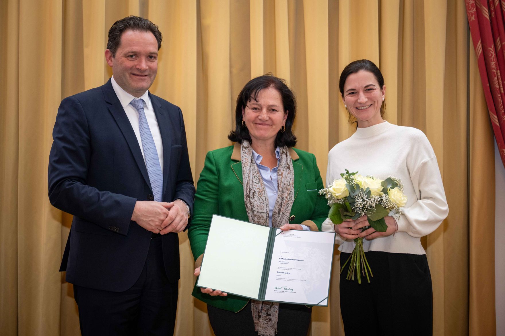 Herr Bundesminister Norbert Totschnig verlieh im Palais Coburg den Titel &Ouml;konomierat / &Ouml;konomier&auml;tin.