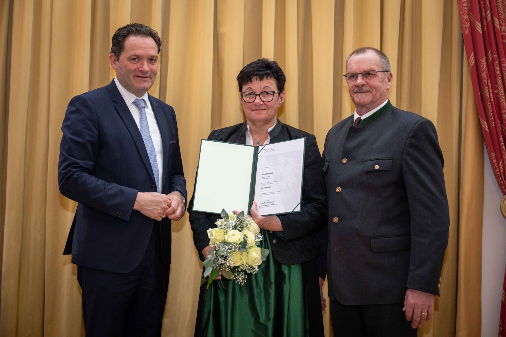 Herr Bundesminister Norbert Totschnig verlieh im Palais Coburg den Titel &Ouml;konomierat / &Ouml;konomier&auml;tin.