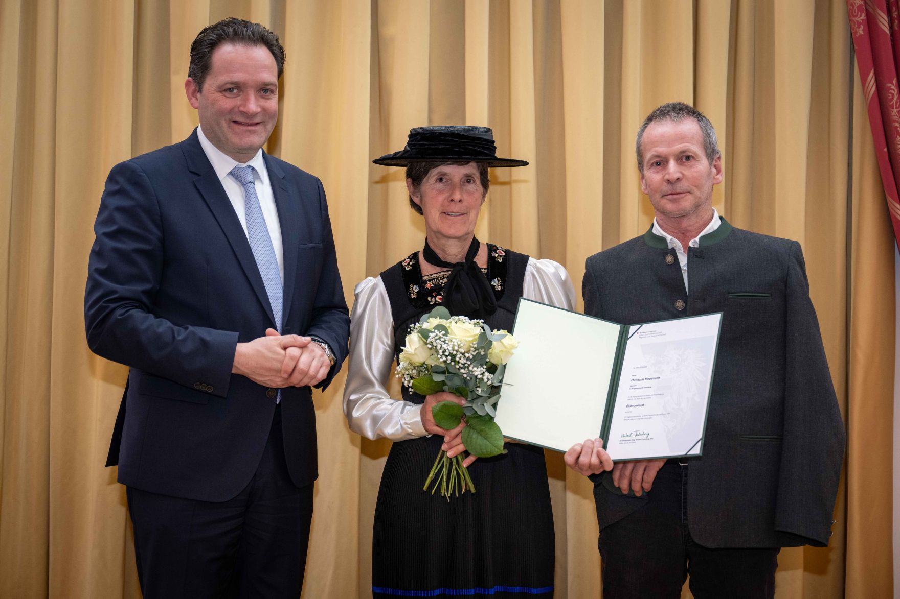 Herr Bundesminister Norbert Totschnig verlieh im Palais Coburg den Titel &Ouml;konomierat / &Ouml;konomier&auml;tin.