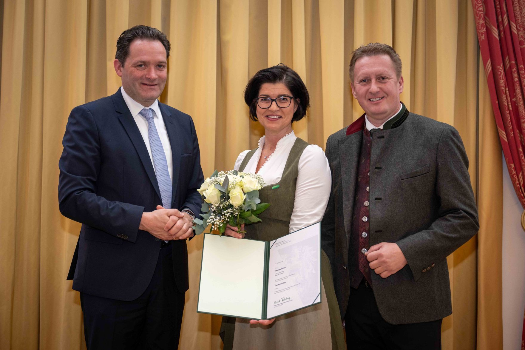 Herr Bundesminister Norbert Totschnig verlieh im Palais Coburg den Titel &Ouml;konomierat / &Ouml;konomier&auml;tin.