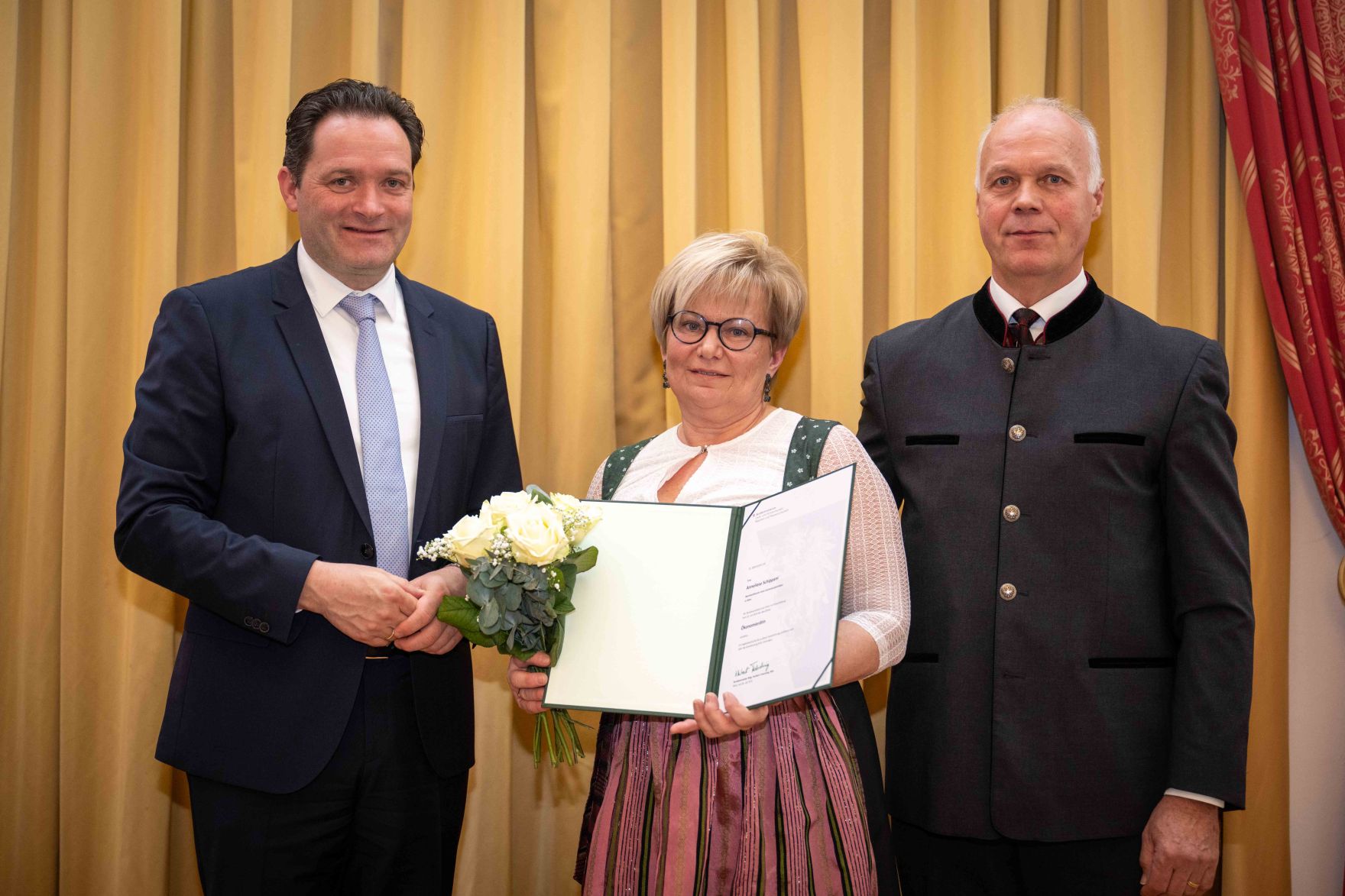 Herr Bundesminister Norbert Totschnig verlieh im Palais Coburg den Titel &Ouml;konomierat / &Ouml;konomier&auml;tin.