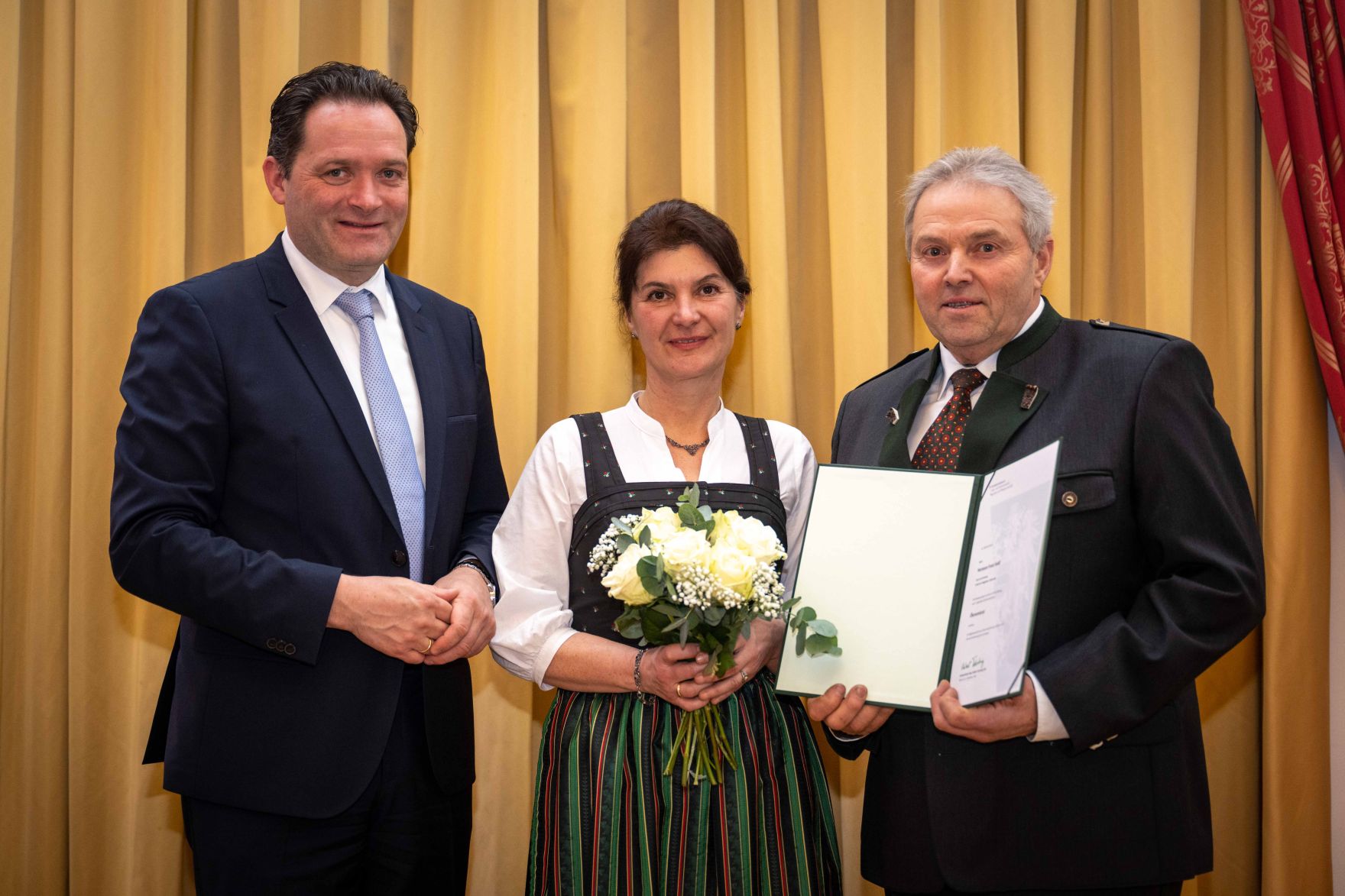 Herr Bundesminister Norbert Totschnig verlieh im Palais Coburg den Titel &Ouml;konomierat / &Ouml;konomier&auml;tin.