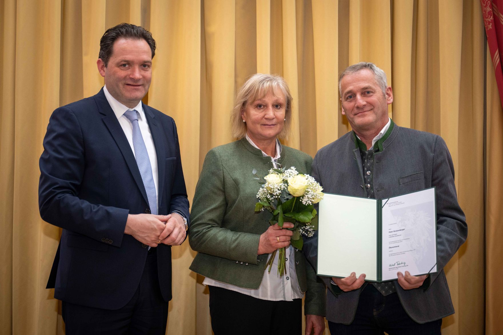 Herr Bundesminister Norbert Totschnig verlieh im Palais Coburg den Titel &Ouml;konomierat / &Ouml;konomier&auml;tin.