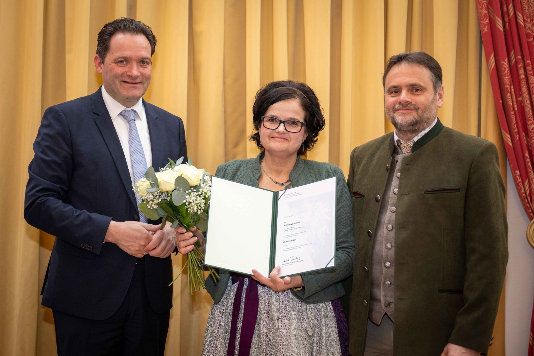 Herr Bundesminister Norbert Totschnig verlieh im Palais Coburg den Titel &Ouml;konomierat / &Ouml;konomier&auml;tin.