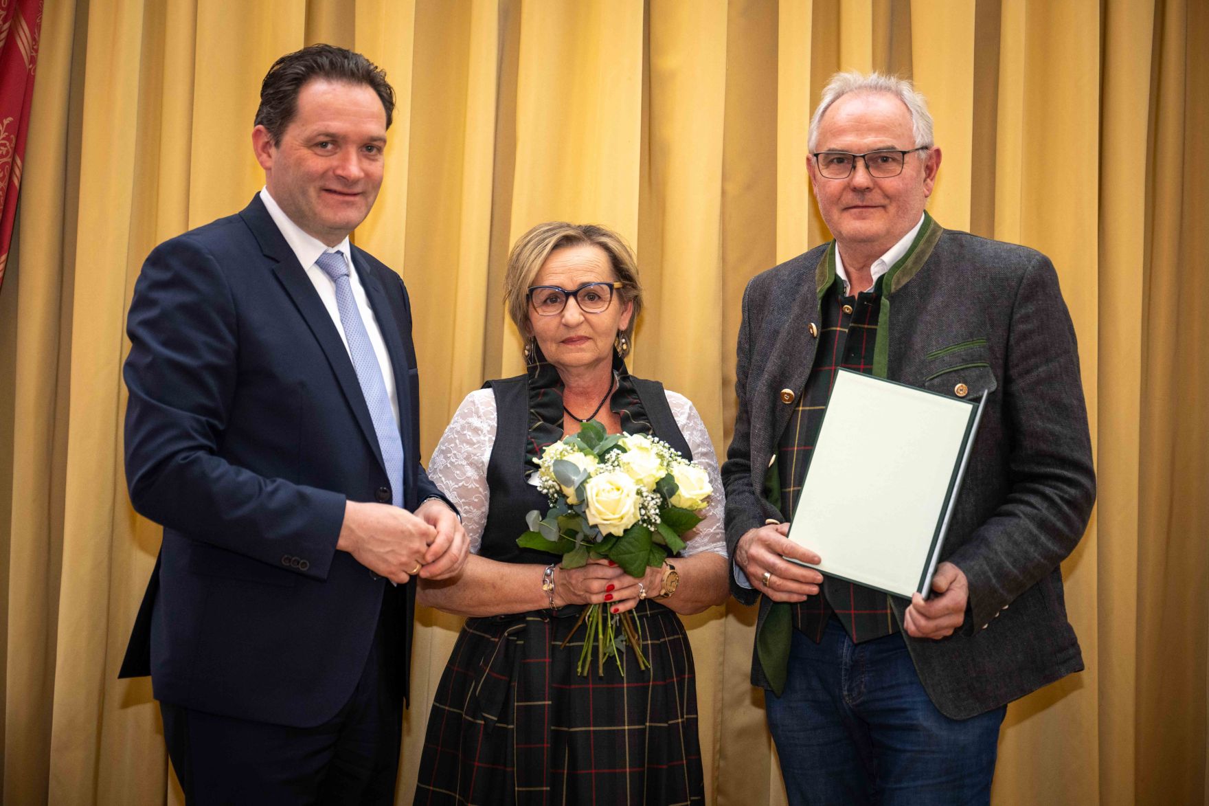 Herr Bundesminister Norbert Totschnig verlieh im Palais Coburg den Titel &Ouml;konomierat / &Ouml;konomier&auml;tin.