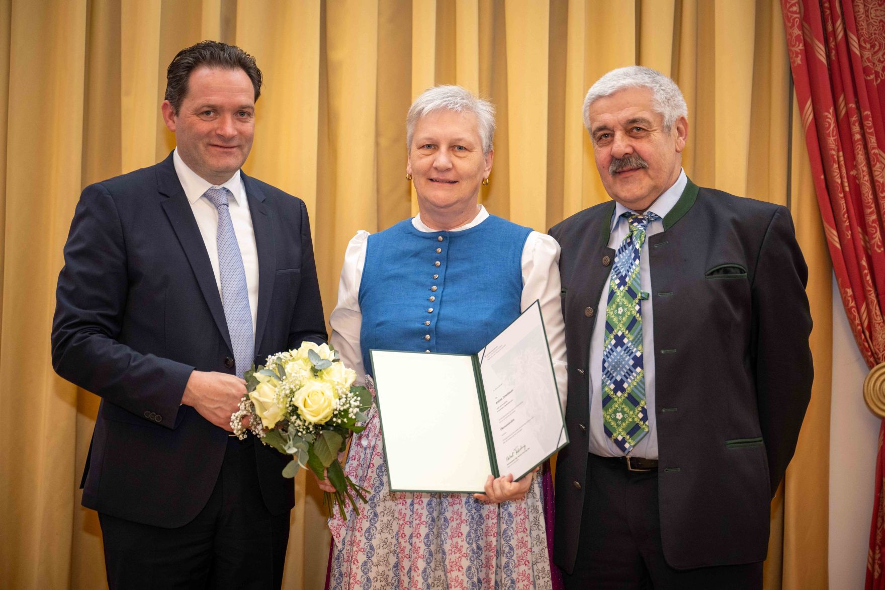 Herr Bundesminister Norbert Totschnig verlieh im Palais Coburg den Titel &Ouml;konomierat / &Ouml;konomier&auml;tin.
