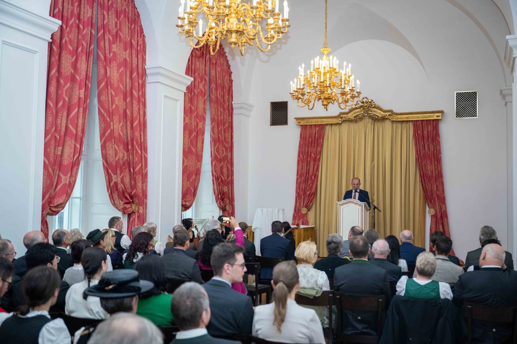 Herr Bundesminister Norbert Totschnig verlieh im Palais Coburg den Titel &Ouml;konomierat / &Ouml;konomier&auml;tin.