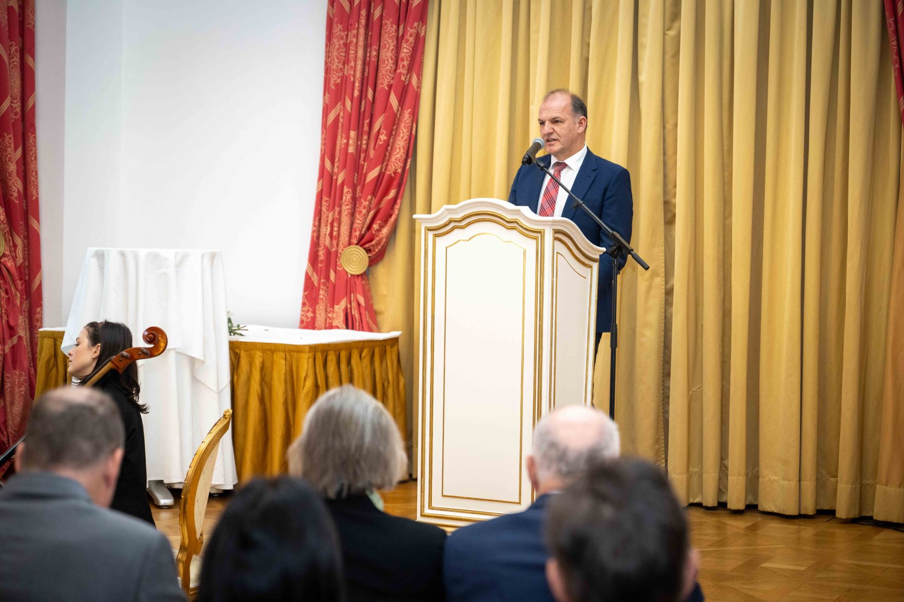 Herr Bundesminister Norbert Totschnig verlieh im Palais Coburg den Titel &Ouml;konomierat / &Ouml;konomier&auml;tin.