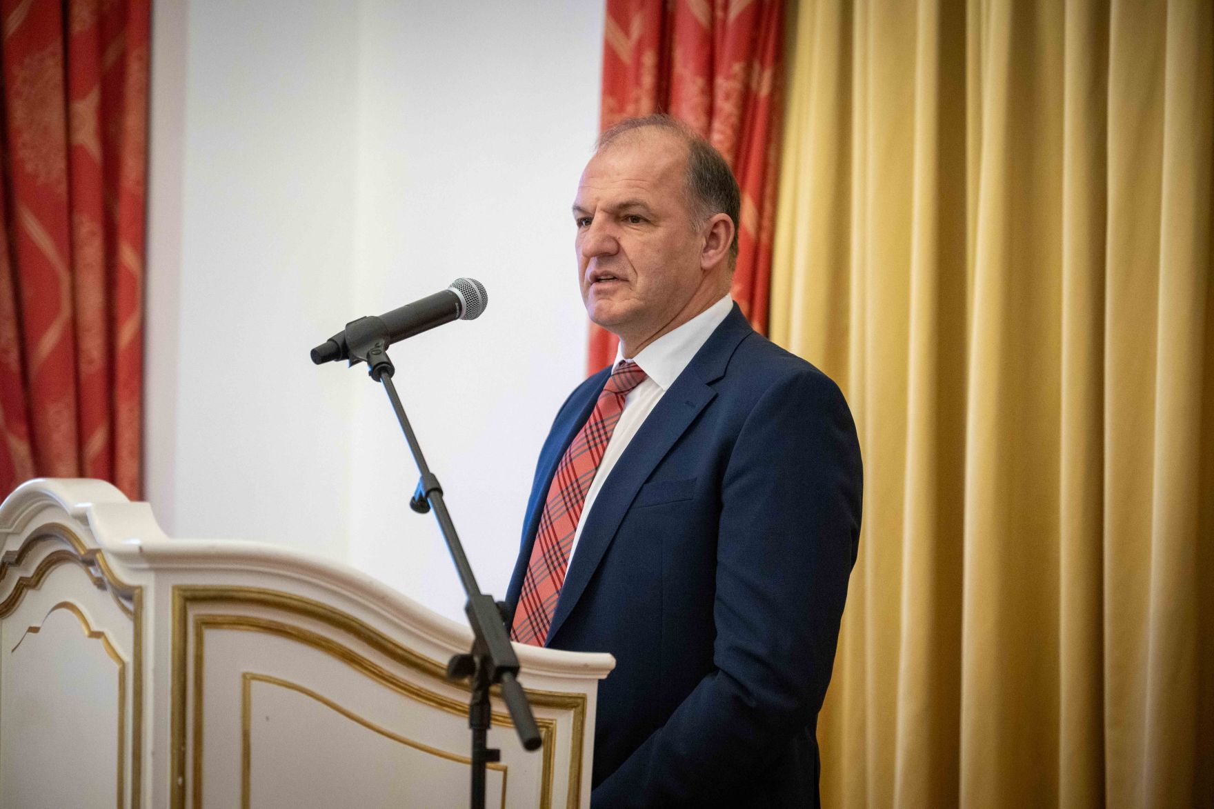 Herr Bundesminister Norbert Totschnig verlieh im Palais Coburg den Titel &Ouml;konomierat / &Ouml;konomier&auml;tin.