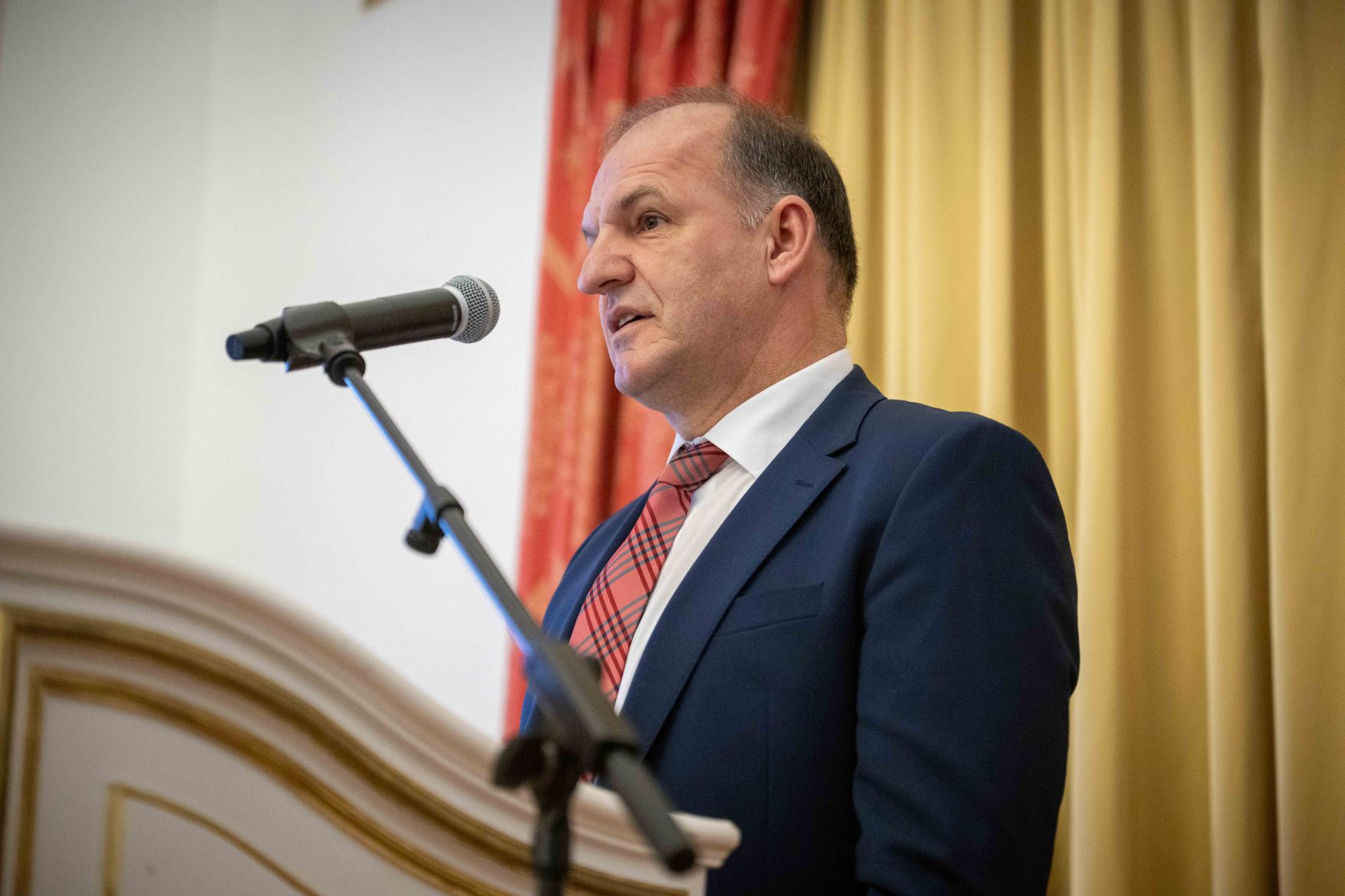 Herr Bundesminister Norbert Totschnig verlieh im Palais Coburg den Titel &Ouml;konomierat / &Ouml;konomier&auml;tin.