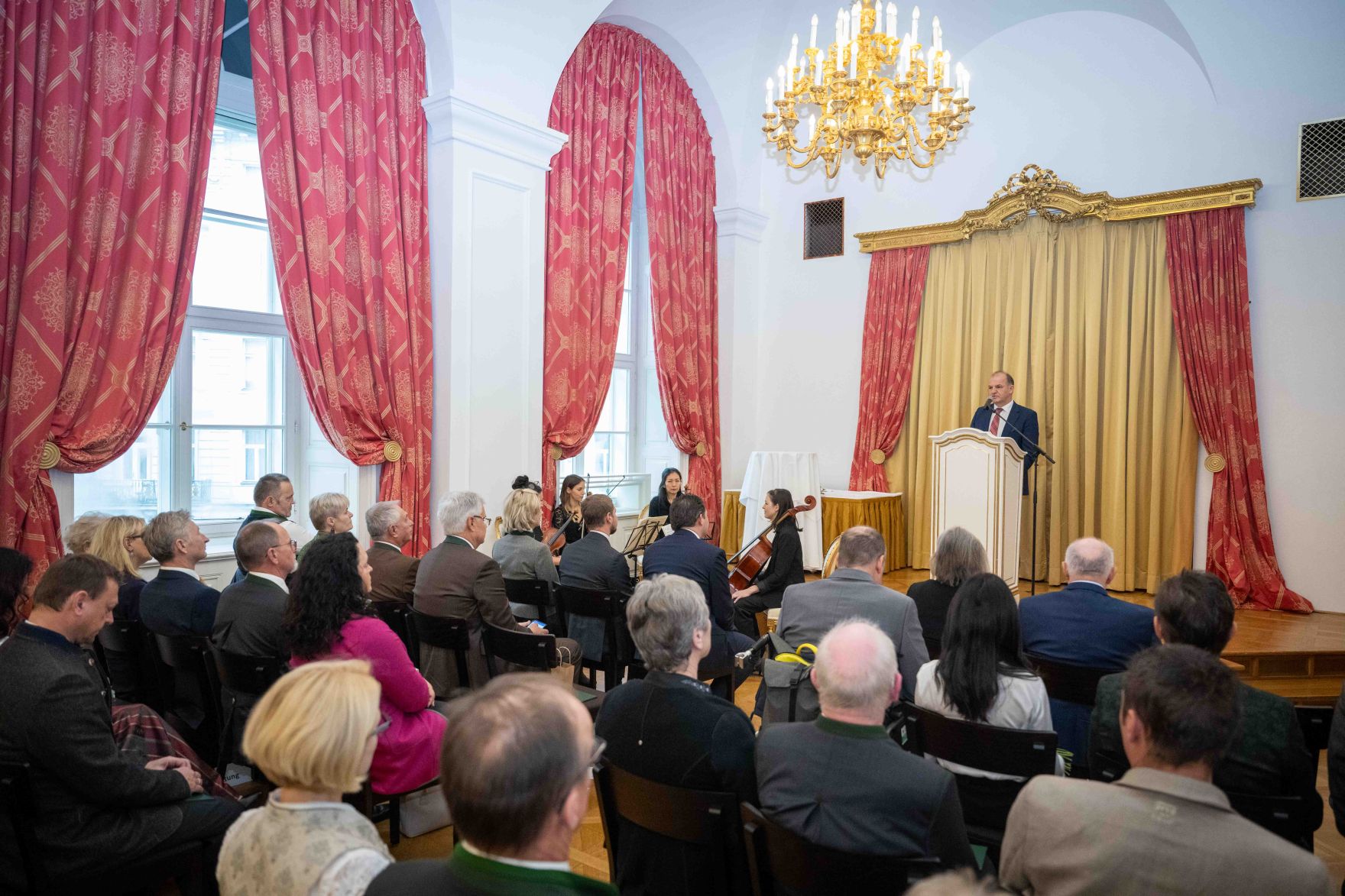 Herr Bundesminister Norbert Totschnig verlieh im Palais Coburg den Titel &Ouml;konomierat / &Ouml;konomier&auml;tin.