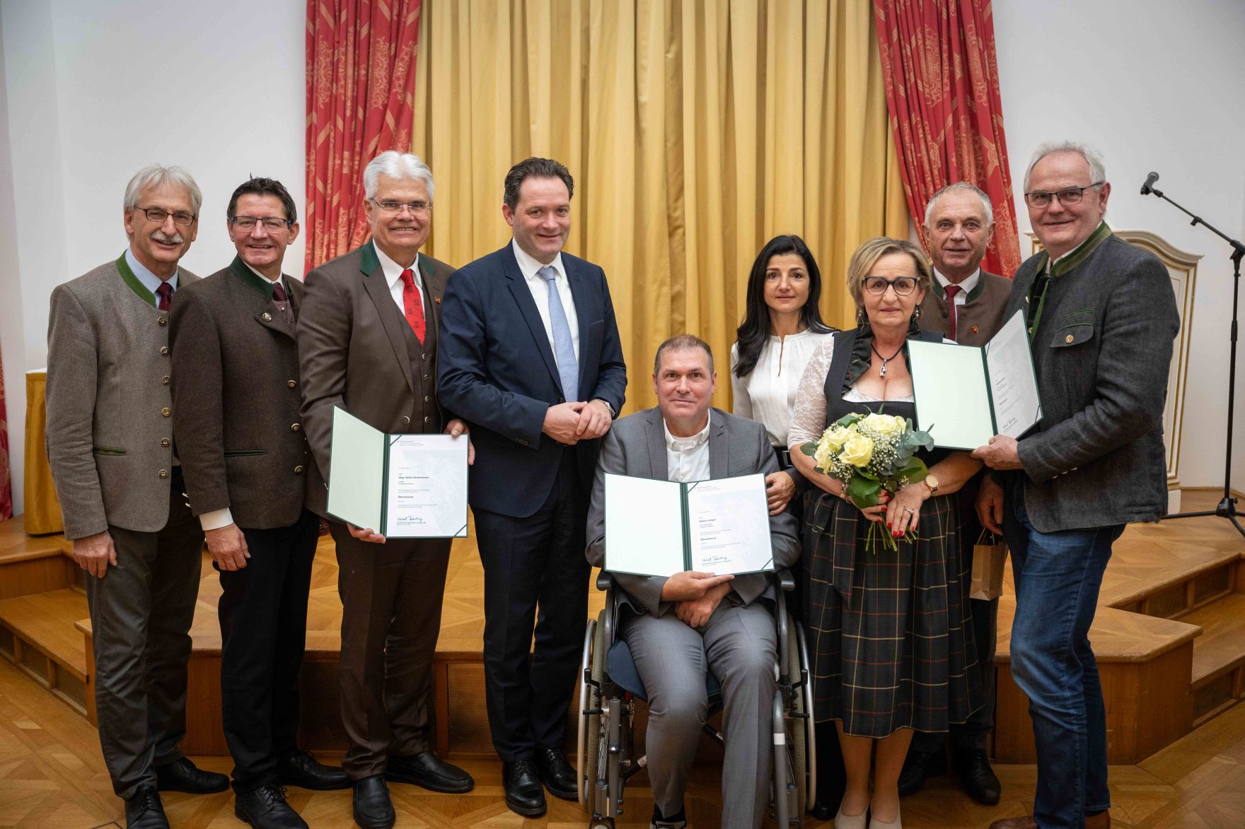 Herr Bundesminister Norbert Totschnig verlieh im Palais Coburg den Titel &Ouml;konomierat / &Ouml;konomier&auml;tin.