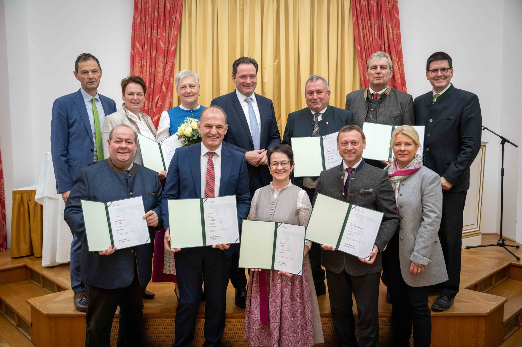 Herr Bundesminister Norbert Totschnig verlieh im Palais Coburg den Titel &Ouml;konomierat / &Ouml;konomier&auml;tin.