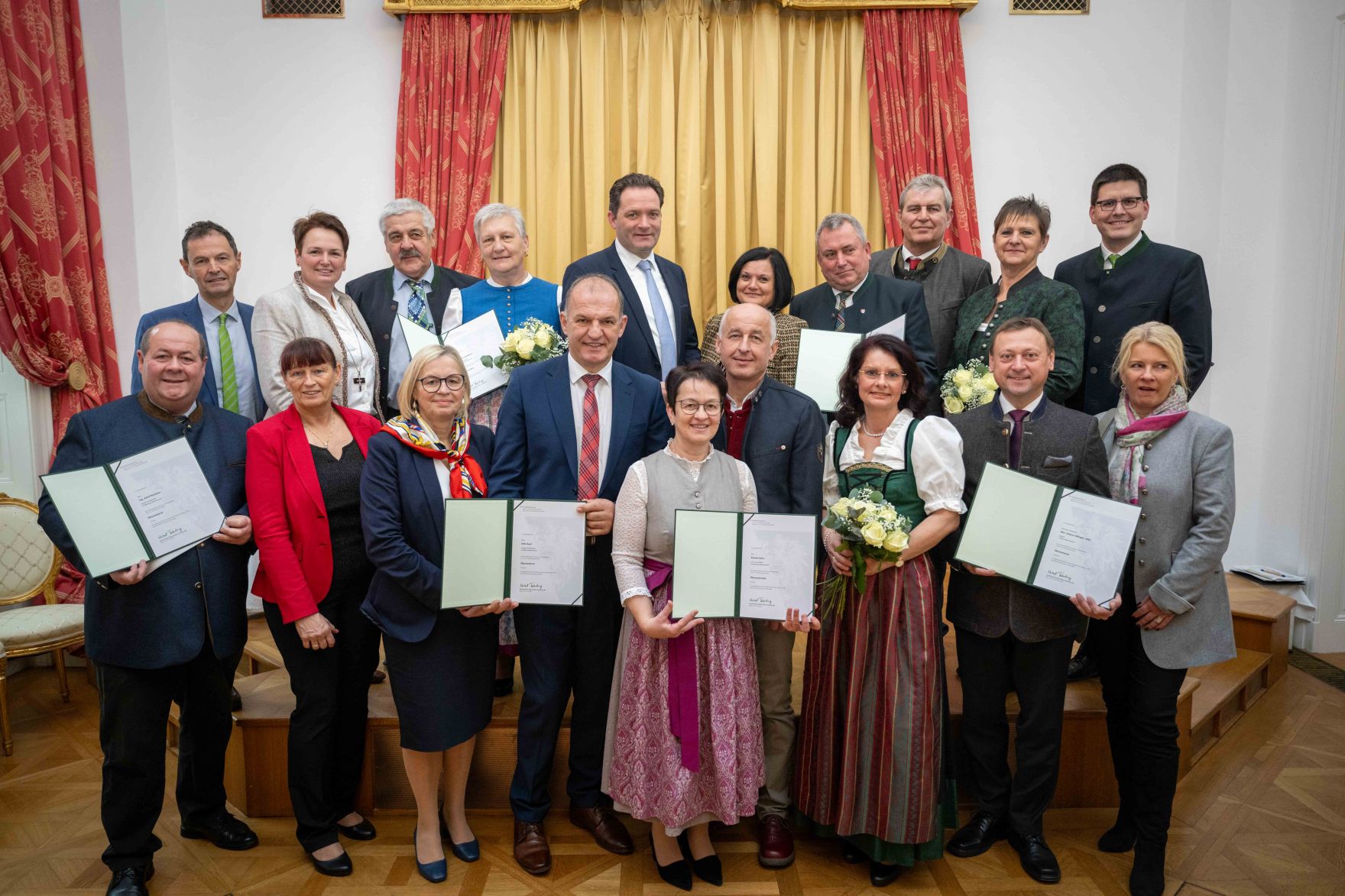 Herr Bundesminister Norbert Totschnig verlieh im Palais Coburg den Titel &Ouml;konomierat / &Ouml;konomier&auml;tin.