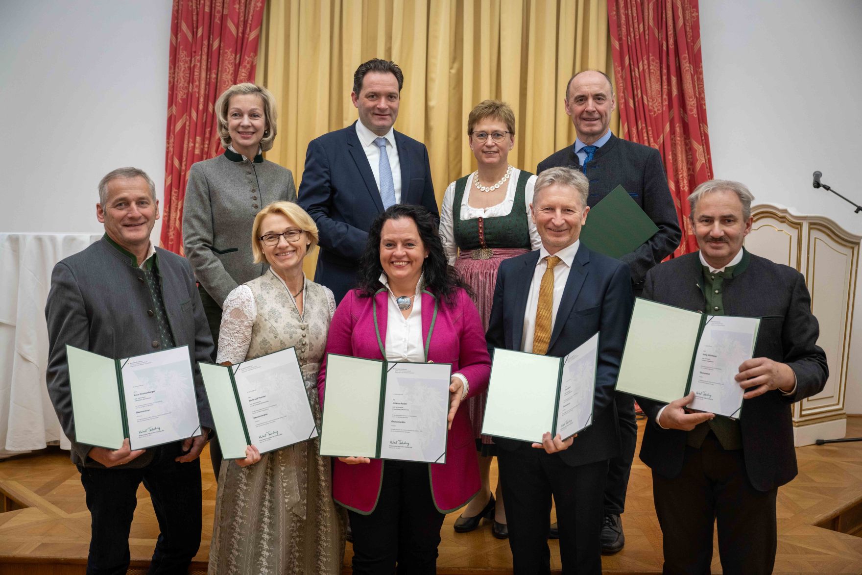 Herr Bundesminister Norbert Totschnig verlieh im Palais Coburg den Titel &Ouml;konomierat / &Ouml;konomier&auml;tin.