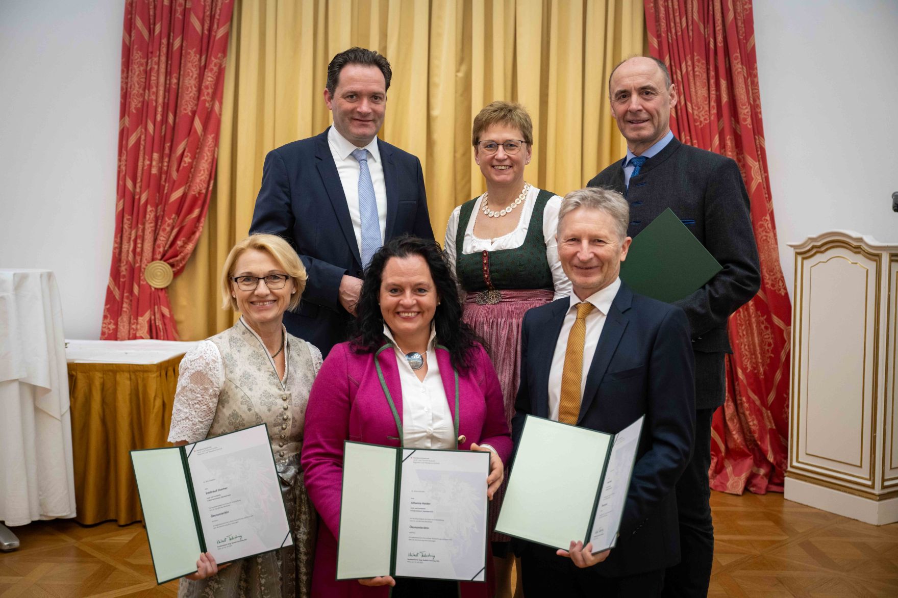 Herr Bundesminister Norbert Totschnig verlieh im Palais Coburg den Titel &Ouml;konomierat / &Ouml;konomier&auml;tin.