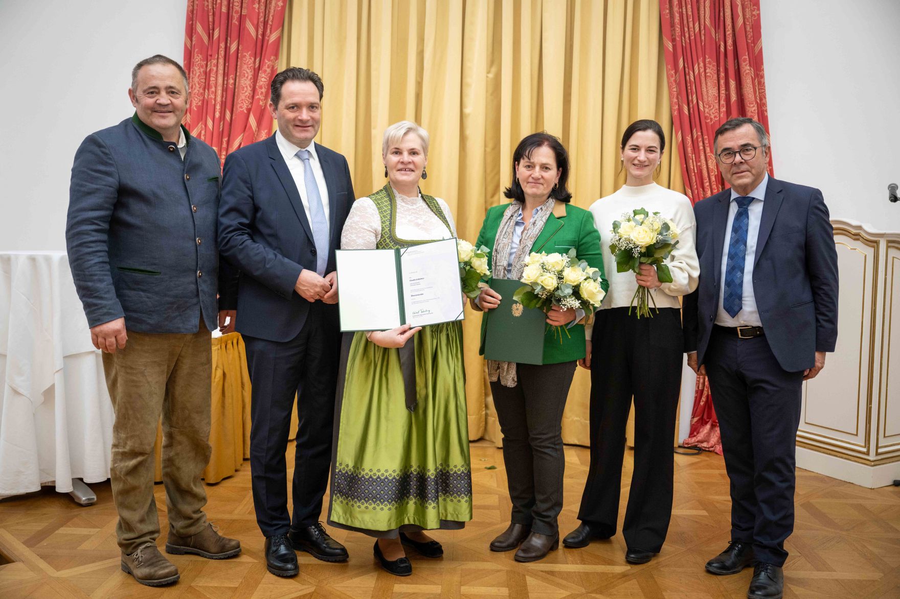 Herr Bundesminister Norbert Totschnig verlieh im Palais Coburg den Titel &Ouml;konomierat / &Ouml;konomier&auml;tin.