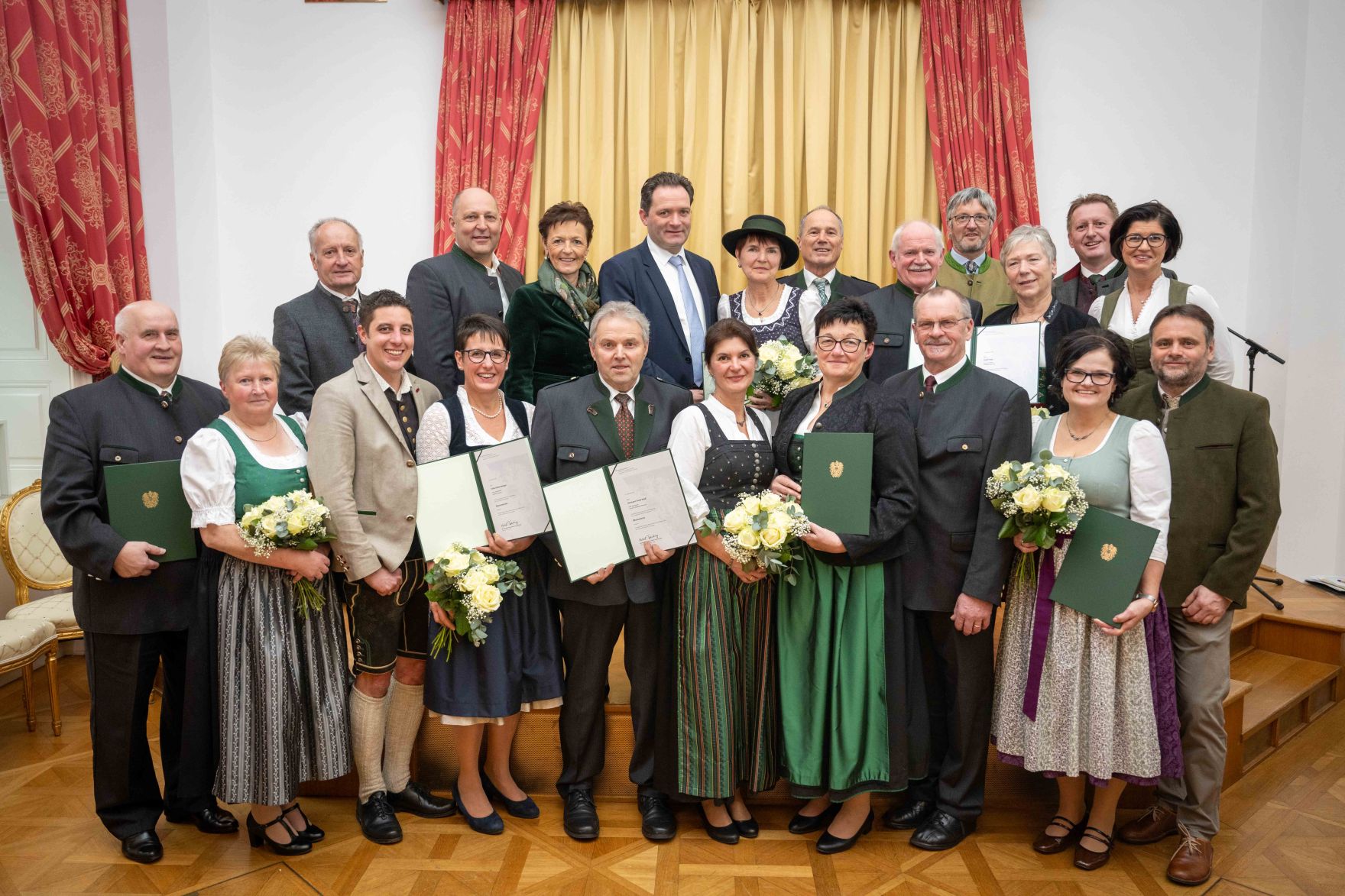 Herr Bundesminister Norbert Totschnig verlieh im Palais Coburg den Titel &Ouml;konomierat / &Ouml;konomier&auml;tin.