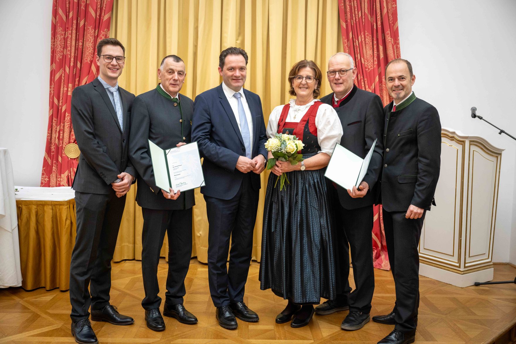 Herr Bundesminister Norbert Totschnig verlieh im Palais Coburg den Titel &Ouml;konomierat / &Ouml;konomier&auml;tin.